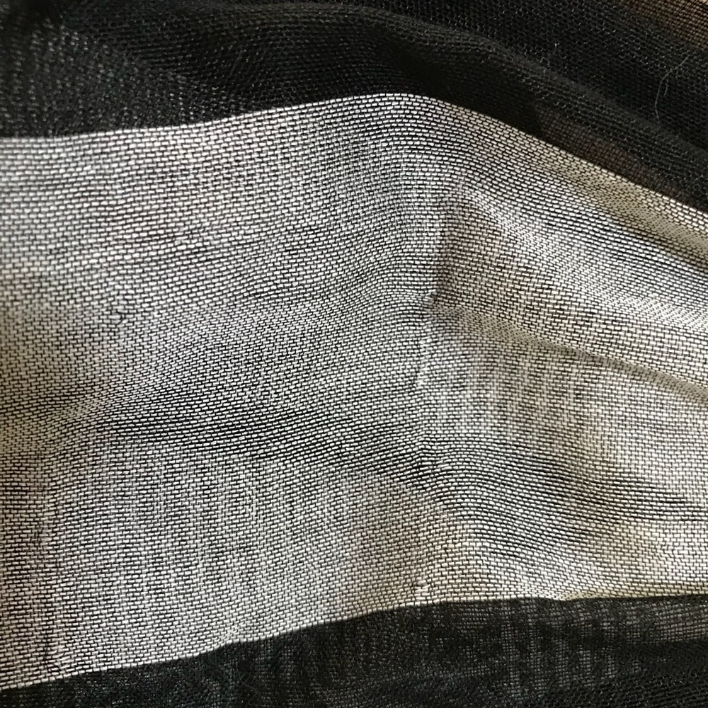 ✅Black and white light weight scarf with fringe - Picture 2 of 5